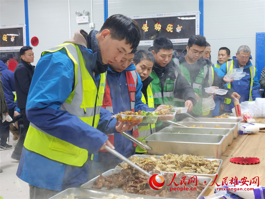 圖為建設者們歡聚一堂喜迎新春。中建三局集團北京有限公司供圖